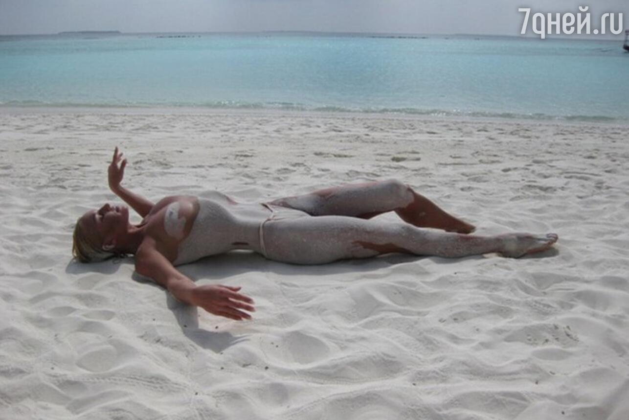 Шпагаты королевы эпатажа: Анастасия Волочкова в бикини на пляже повеселила фанатов