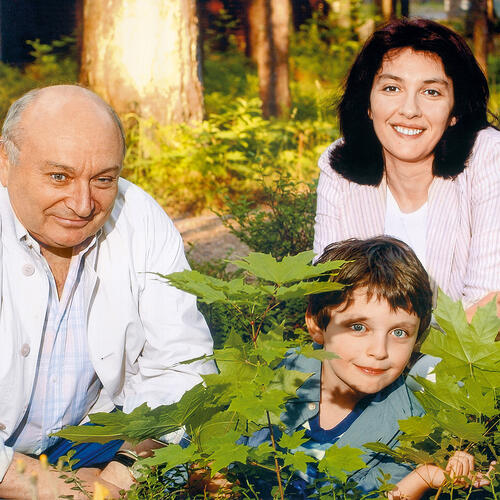 «И потом родился совершенно чудный ребенок, ангел во плоти: все время в хорошем настроении, улыбающееся солнечное существо». Михаил Жванецкий с женой Натальей и сыном Дмитрием. Юрмала, 2000 год