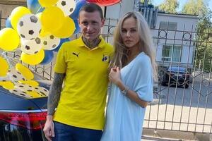 Жену Павла Мамаева оштрафовали за шикарное кольцо с бриллиантом