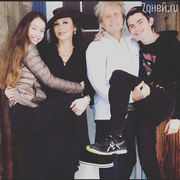 Майкл Дуглас и Кэтрин Зета-Джонс с детьми