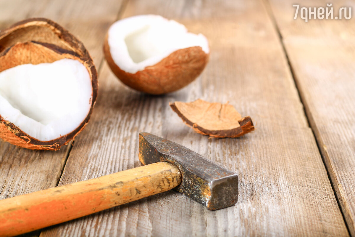 2. Как открыть кокос с помощью ножа, сначала слив воду