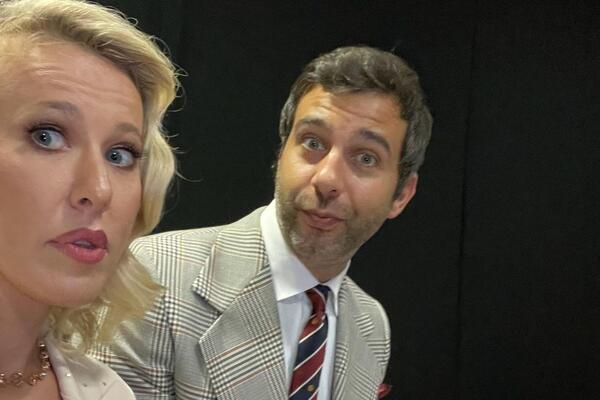 «Я хорошо заплатила!» Ургант с трудом отбился от поцелуя с Собчак на вечеринке