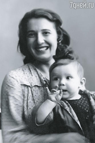 Мама меня родила в 23 года. Они с папой были ровесниками. Сами еще дети, куда им ребенок?