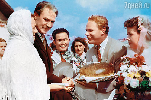 Кадр из фильма «Иван Бровкин на целине», 1959 г. (Слева направо: Татьяна Пельтцер, Константин Синицын, Михаил Пуговкин и Вера Орлова)