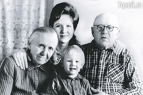 Бабушку и неродного дедушку, с которыми прожила в Смоленске до 15 лет, я называла мамой и папой.(Лена с сыном, бабушкой Лизой и дедом Пашей)