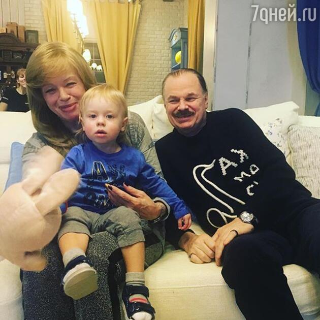 Елена Преснякова и Владимир Пресняков-старший вместе с внуком Артемием