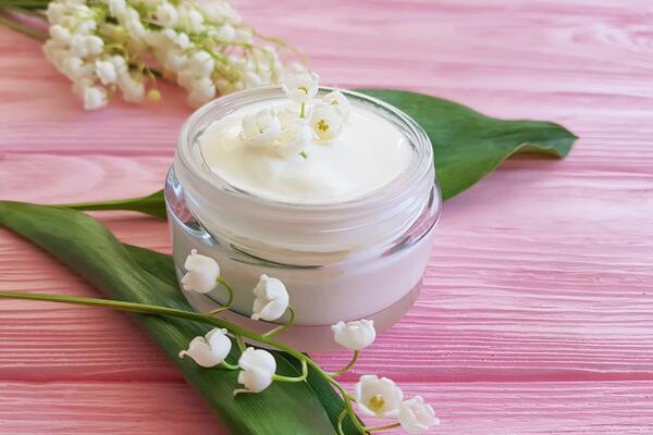 Пахнет ландышем: Роспотребнадзор сообщил об опасной косметике с ядом