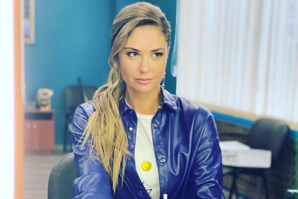 Веснушки и морщины: Муцениеце показала себя без макияжа