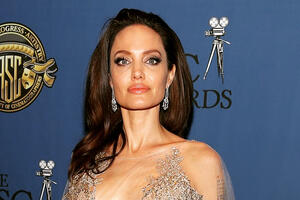 Грудь Анджелины Джоли стала еще больше — фото