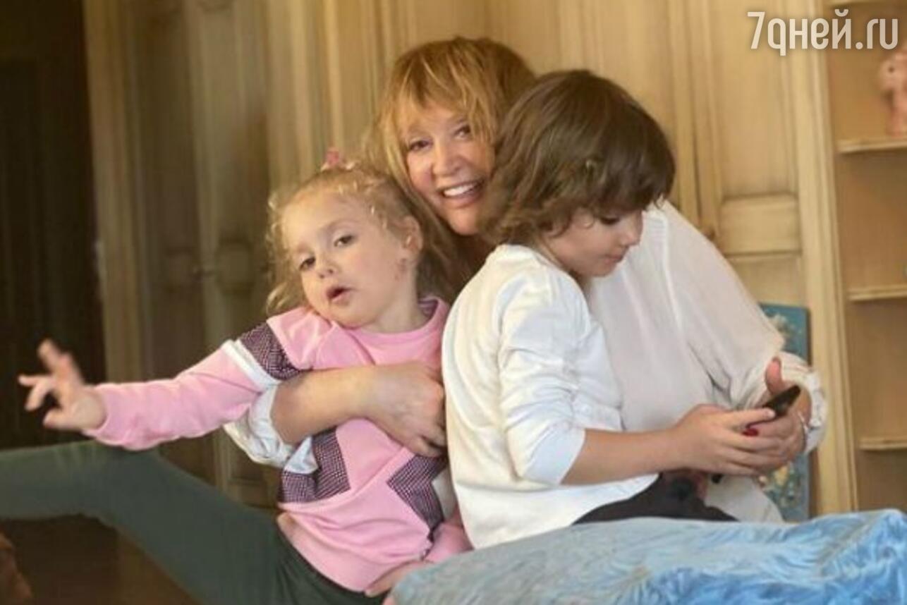 Алла Пугачева с детьми фото