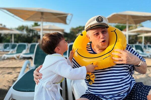 Пошел на поводу у жены? Петросян купил дом за границей для сына