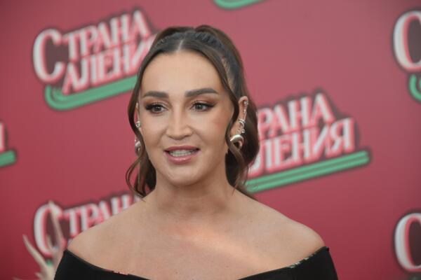 Ольга Бузова дала первый комментарий о беременности ее сестры: «Меня разрывает!»