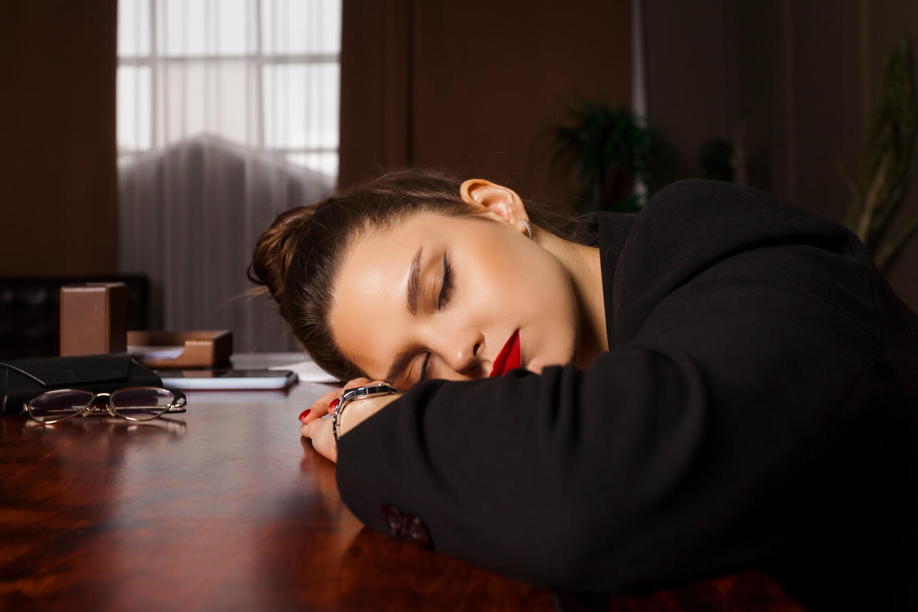 открытки с первым рабочим днем, скачать открытку с первым рабочим днем, бесплатные открытки с первым рабочим, картинки с первым рабочим днем, поздравления с первым рабочим днем, открытки после праздников, веселые открытки для коллег, картинки для коллег с работой, открытки выход на работу, первый день после каникул