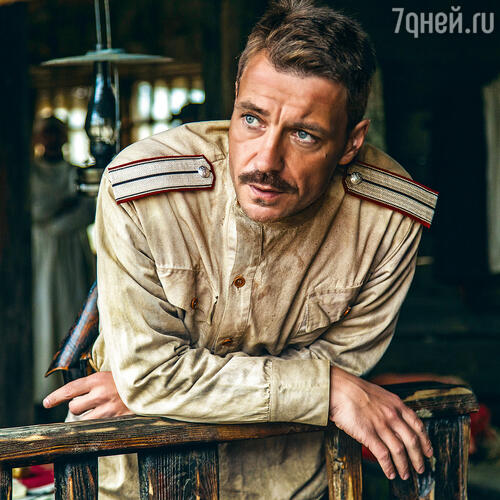 «За месяц съемок Карен Георгиевич словно снял с меня всю шелуху, все наработки. Я люблю учиться». Кирилл Гребенщиков в роли Сергея Каренина в сериале «Анна Каренина». Режиссер Карен Шахназаров, 2017 год