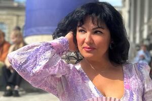 В активном поиске: Анна Нетребко показала крепкий тыл в купальнике