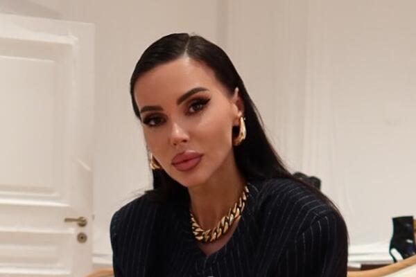 Ловит на живца: Самойлова надела откровенный купальник в разгар развода