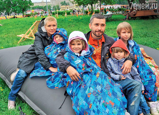 Владимир Кристовский с бывшей женой Лерой и дочерьми — Умой, Станиславой, Мией и Ясмин