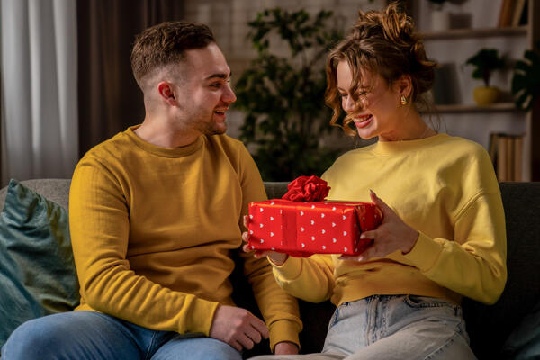 Подарки на 23 февраля: что подарить мужчине, чтобы он точно оценил