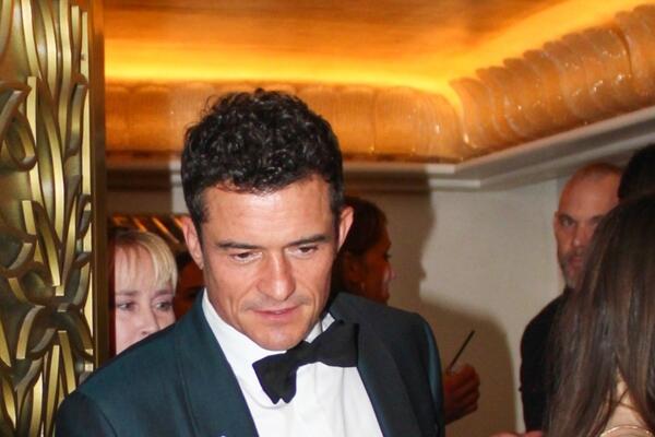 Утешился наконец: Орландо Блума подловили с молодой красоткой 