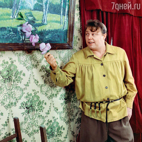 «Если в присутствии отца изрекали какую-нибудь пошлость, наподобие «нет маленьких ролей», он отвечал: «Чушь собачья! У кого роль толще, тот и артист лучше» В фильме «Не может быть!» (Новелла «Преступление и наказание»). 1975 г.