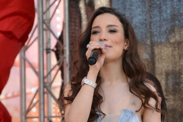 Виктория Дайнеко спела для ветеранов