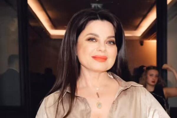 Королева села подальше от своей беззубой невестки на модном показе