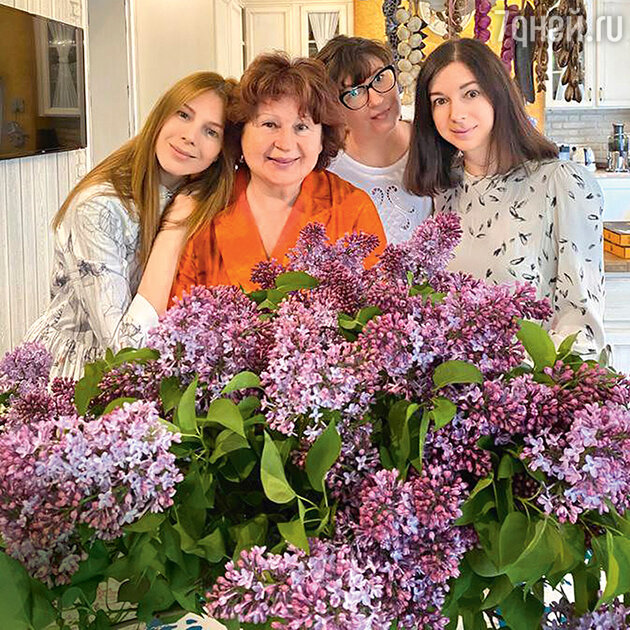 Наталья Подольская с мамой и сестрами Татьяной и Юлианой
