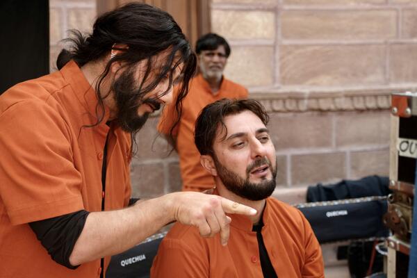 Карибидис и Галустян дерутся и танцуют в болливудском фильме