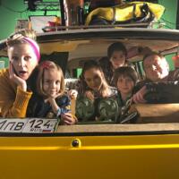 7 комедийных сериалов, которые можно посмотреть всей семьей 