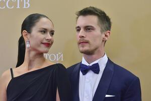 Счастье льется через край: Диана Пожарская показала животик
