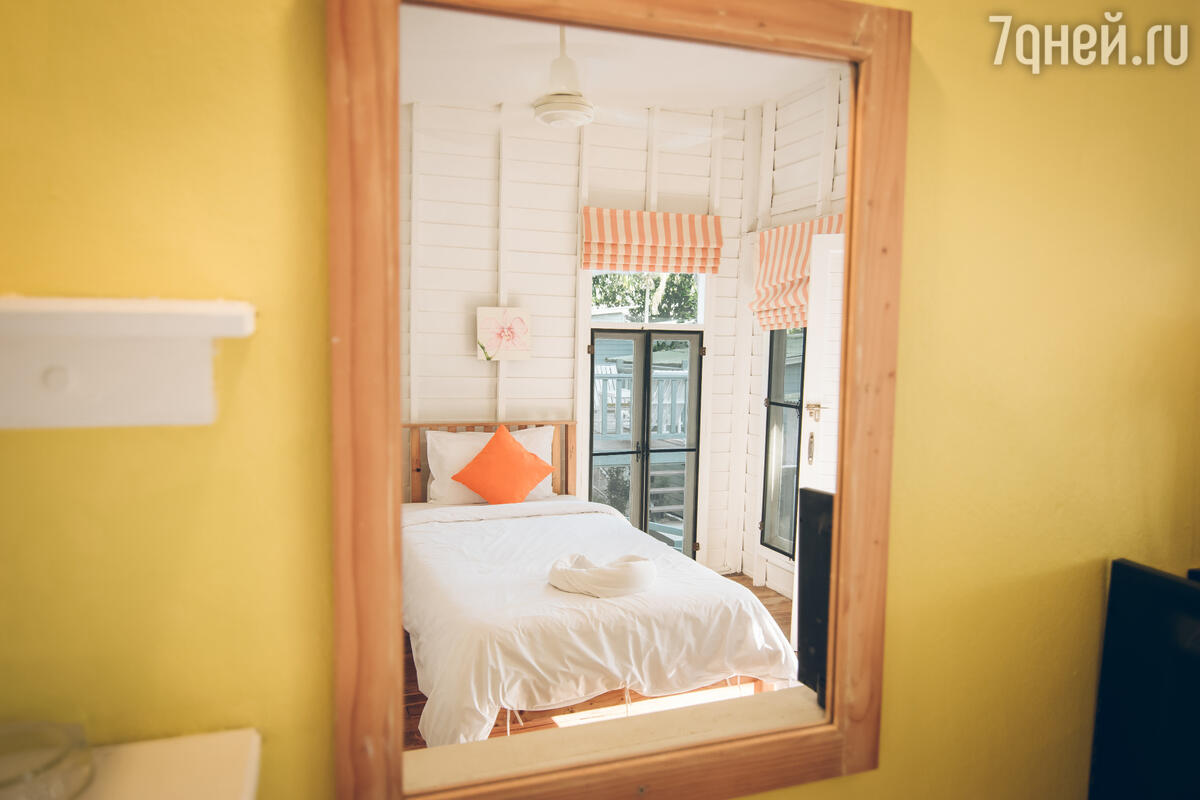 Кровать напротив зеркала в спальне: все за и против, приметы и поверья, оптимальные варианты с фото