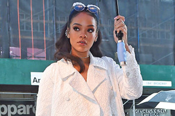 Образ дня: Рианна в Simone Rocha