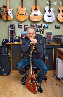 Как у любого уважающего себя рок-музыканта, у Шахрина есть коллекция гитар, которая хранится в городской квартире