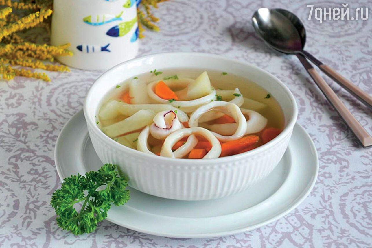 Картофельный суп с кальмарами. Фото
