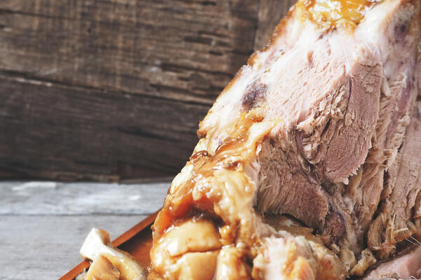 Как запечь свиную рульку в духовке и не пересушить — сочная классика на Новый год