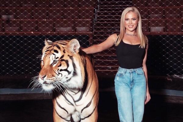 В клетке: Саша Круглова познакомилась с тигром