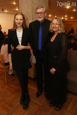 Александр Михайлов с женой Оксаной и дочкой Мирославой