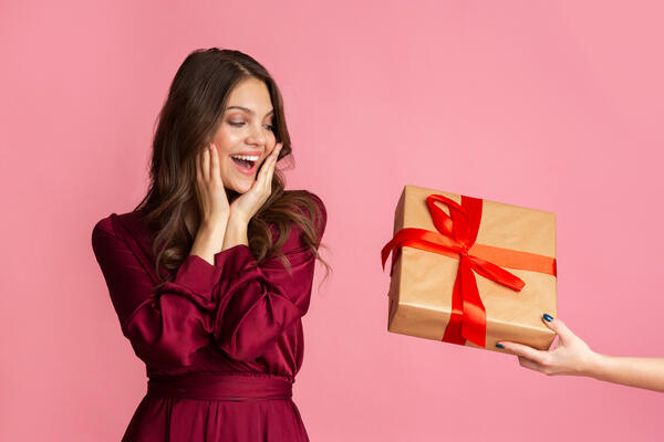 Точно не опозоритесь: что подарить женщине на 8 Марта до 500 рублей