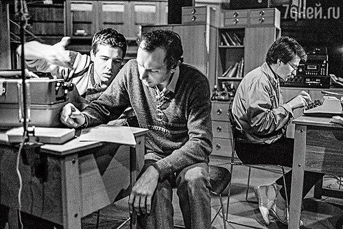 Ведущие программы «Взгляд» Александр Любимов, Дмитрий Захаров и Владислав Листьев готовятся к очередному прямому эфиру. 1988 г.