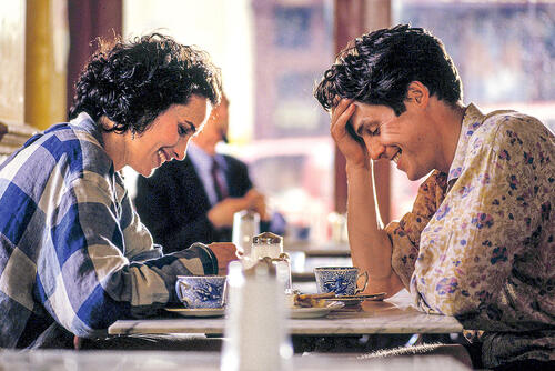 С Энди Макдауэлл в фильме «Четыре свадьбы и одни похороны». 1994 г.
