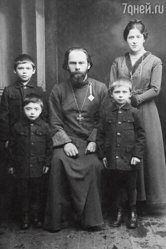 Дедушка Александр Иванович Боярский с бабушкой Екатериной Николаевной и детьми — Алексеем, Сергеем (отцом Михаила Боярского) и Павлом 