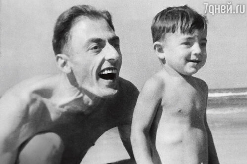 «Родители целый год копили деньги, чтобы меня на море отправить». (Михаил Боярский с отцом Сергеем Александровичем на Рижском взморье. 1951 г.)