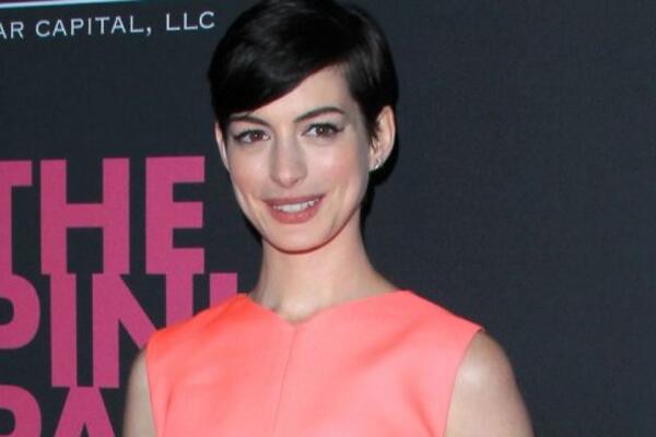 Образ дня: Энн Хэтэуэй в платье J. Mendel 