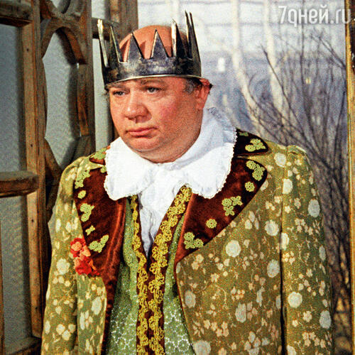 «Худрук при всей труппе позволил себе бестактность: «Костлявая рука голода совсем задушила нашего артиста Леонова! Давайте пустим шапку по кругу, соберем для него деньги» Евгений Леонов в фильме «Обыкновенное чудо». 1978 г.
