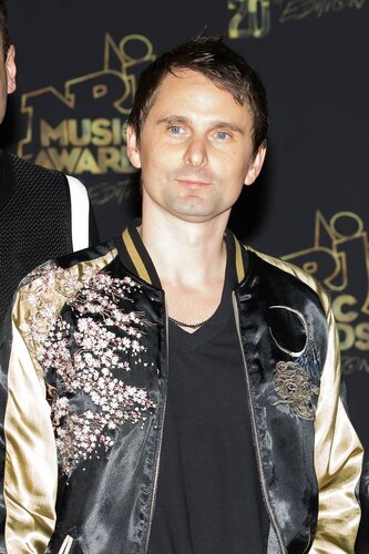 Солист группы Muse впервые показал крошечную дочку 