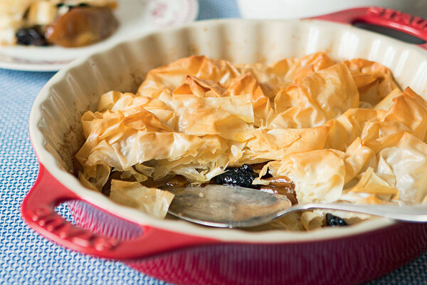 Рецепты от Юлии Высоцкой: форель с базиликом, кускус с фасолью и сладким перцем, яблочный десерт под хрустящим тестом