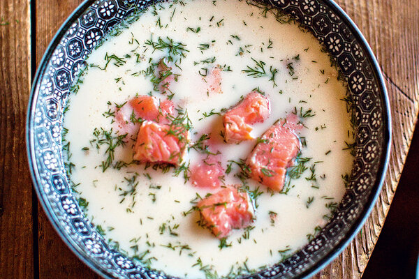 Рецепты от Юлии Высоцкой: суп из семги, салат с пшенкой и виноградом, бананы под хрустящим тестом