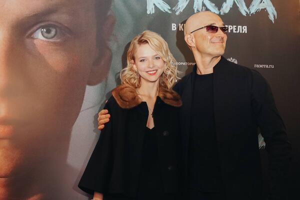 Жена Бероева подогрела слухи о беременности: прятала талию и не пила алкоголь