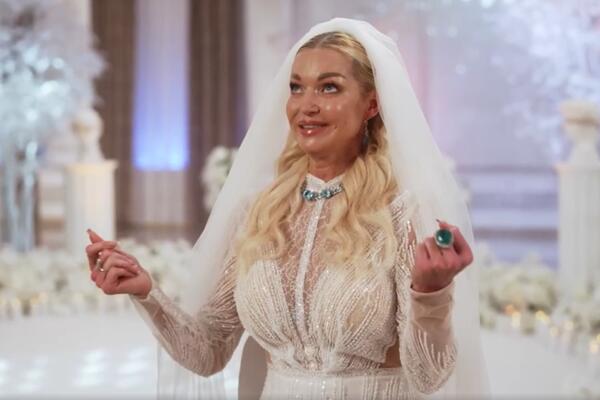 Кружевное платье невесты и фата: Анастасия Волочкова выходит замуж