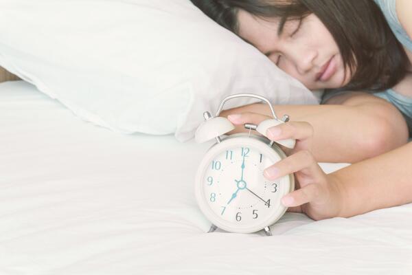 Терапевт: 3 лайфхака, которые помогут легко просыпаться зимой без будильника